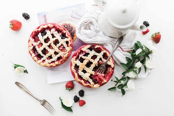 Quels sont les secrets pour une tarte à la rhubarbe et aux fraises juteuse?